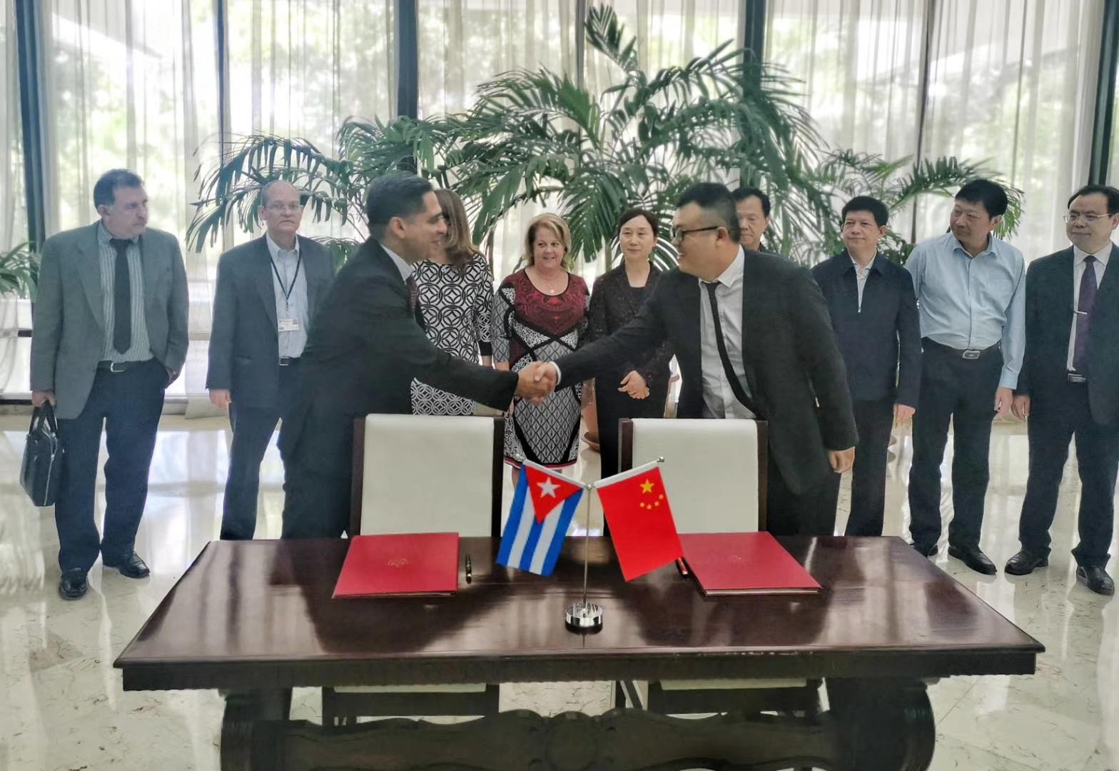 在古巴国家议会厅，在湖南省政协主席李薇薇与农业农村厅袁延文厅长的共同见证下，柳高峰总经理与古巴CIGB研究院（8个院士）成功签约，将国际最先进的生物技术引入我国，将对我国养猪业产生深远影响。(1).jpg